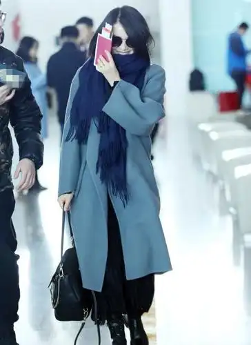 高圆圆机场街拍 大衣 长裙美美哒
