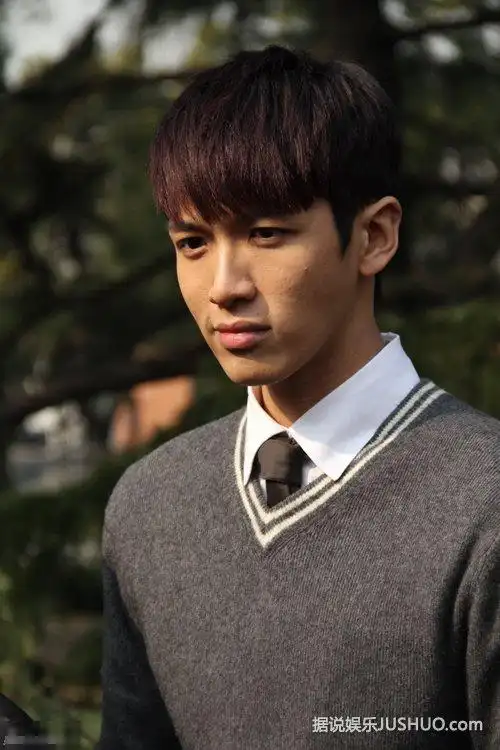 柯震东剪短发留言"重新出发" 曾被传恋名门千金