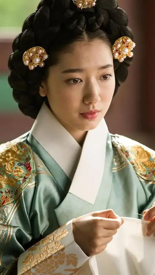 朴信惠圆润的脸庞倒是和韩国传统的盘头相得益彰