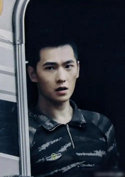 两任军艺校草首度同台因颜值差距过大沈腾看杨洋表情逐渐失控