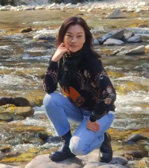 58岁史可素颜现身,与外籍富豪老公举杯畅饮,两混血儿子高大帅气