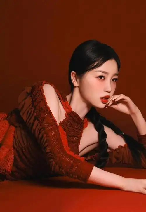 火辣的红虞书欣妆容精致无比