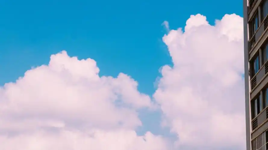 7815——"风催促着云朵与天空相拥,爱和勇敢在动画电影里重逢"