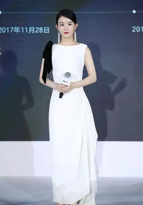 赵丽颖产后5个月复出胳膊粗了脸也圆了天真灿烂笑容不在