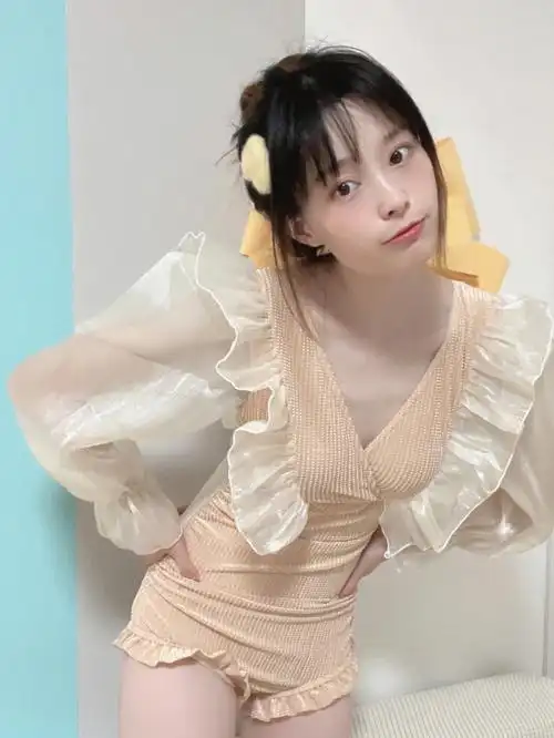 夏天适合甜妹的可爱泳衣97想立马去海边 泡泡袖的蕾丝长袖 腰部是