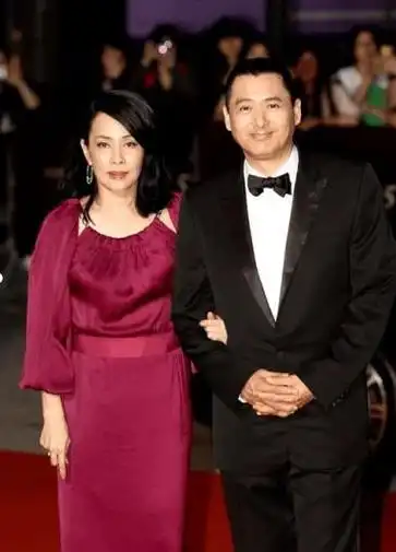 周润发,香港影坛的一个璀璨明星,他的名字不仅仅代表了一个演员,更