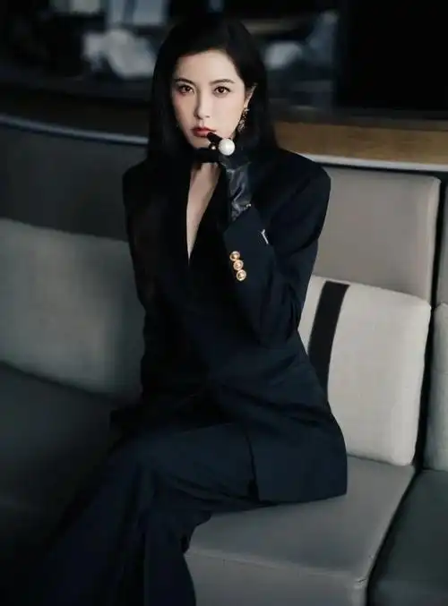 曾黎是一位非常美丽的女性她的壁纸也同样美丽