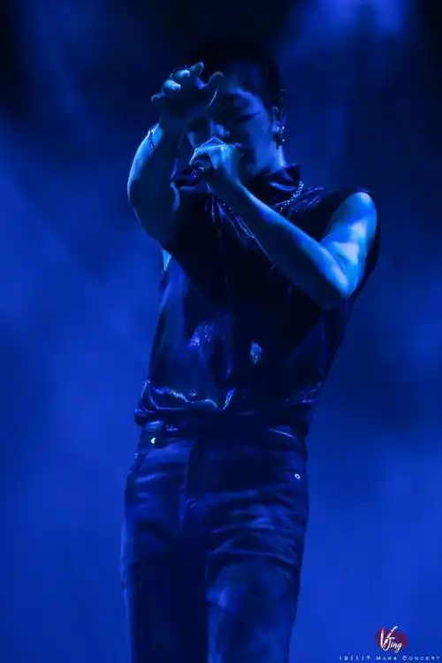 地球细狗对着华晨宇的胸肌发出神志不清的声音:"不信不信我不信!