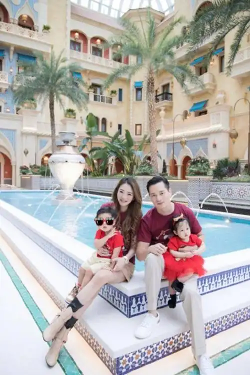 安以轩的老公陈荣炼正式被捕,而与陈荣炼一同被捕的还有9个人,罪名