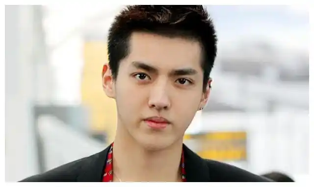 吴亦凡中学旧照被扒,长相憨厚又黑又胖,神仙颜值早已浮现