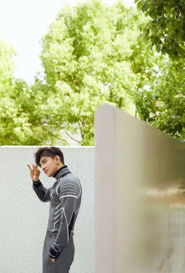 简介:金瀚牛仔衣帅气写真图片,分享一组金瀚图片给大家,图中的明星