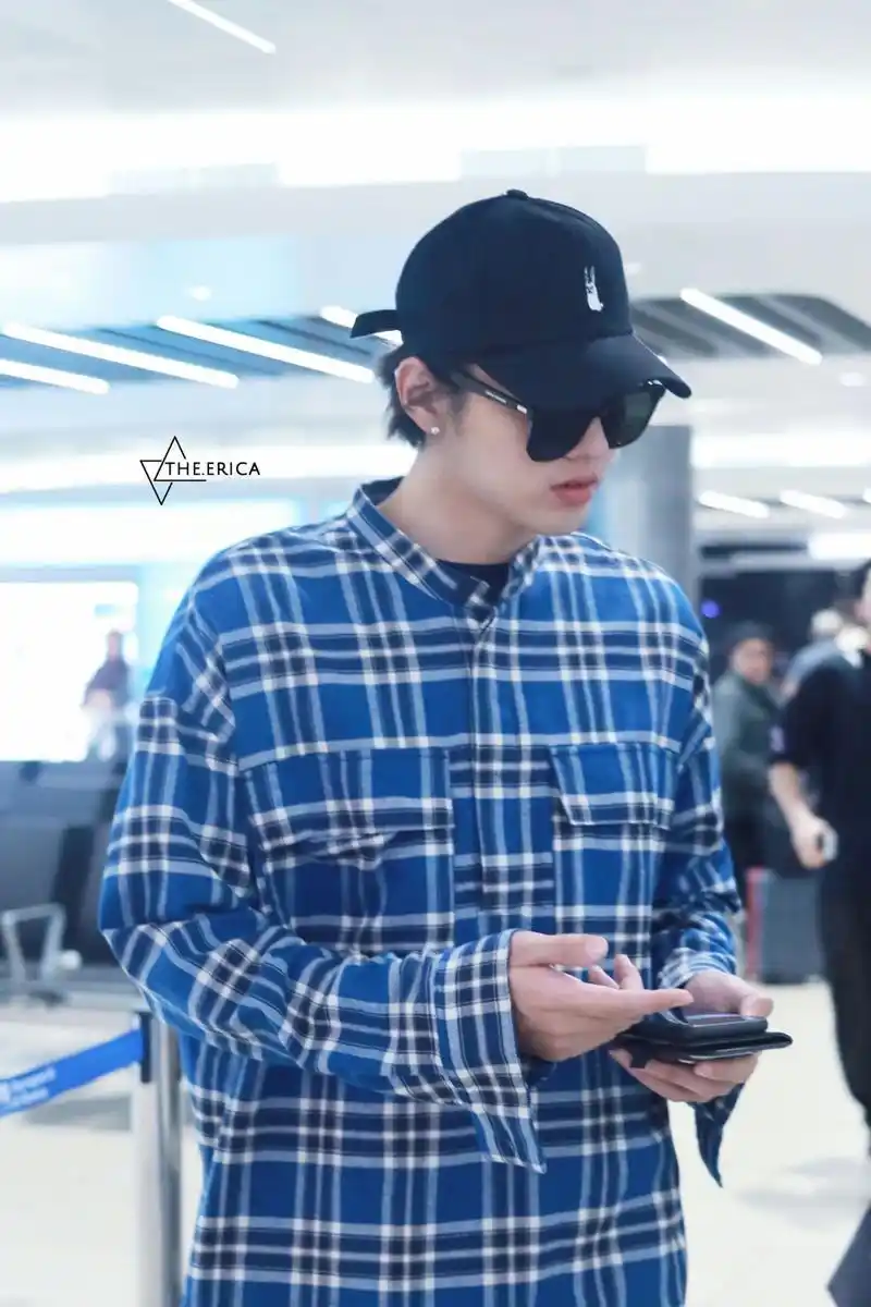 「消息」会飞的小超人吴亦凡东京到达 穿着格子衬衣的时尚吴店长