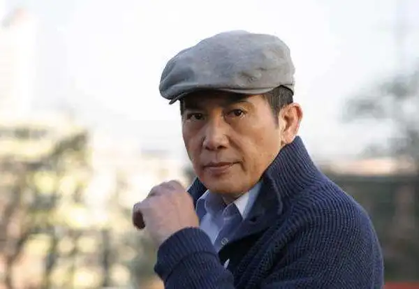 72岁秦汉近照曝光,穿拖鞋接受采访,刮了胡子秒变帅小伙