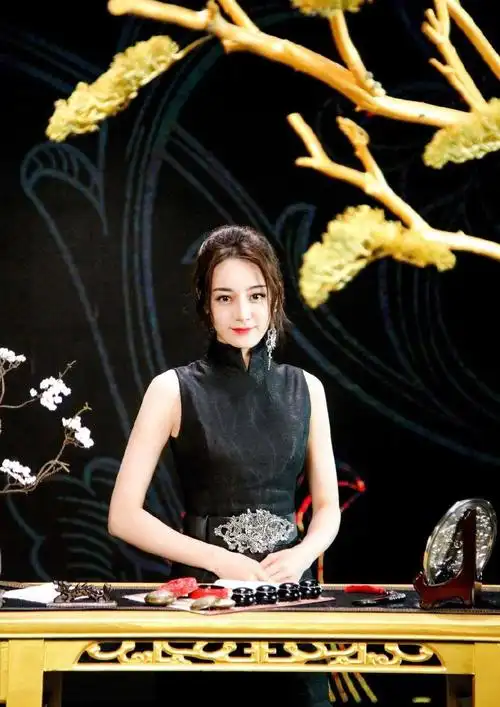 迪丽热巴穿黑色旗袍,单边大耳坠高贵抢镜,国色天香宛如画中人!