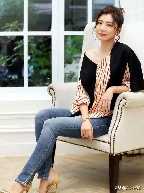 贾静雯气质越来越沉稳大气,格纹衬衫低调舒适,颈纹暴露真实状态