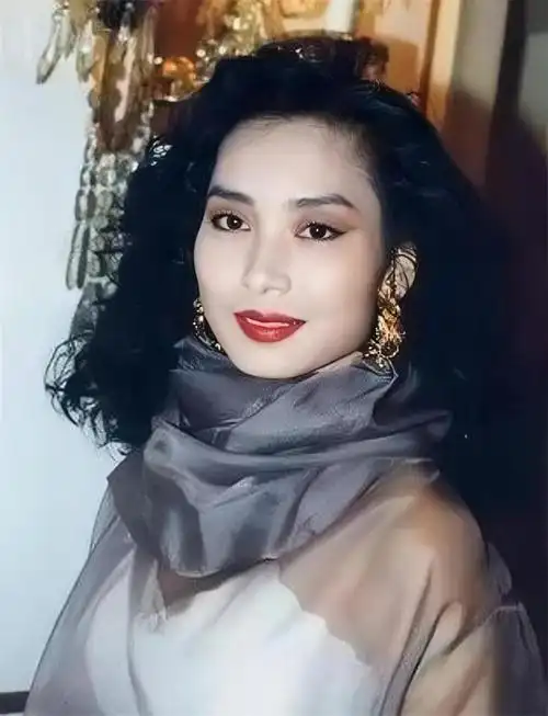 回顾邝美云:19岁当选港姐,38岁拥有百亿身家,三拒豪门60岁未婚