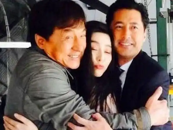 范冰冰历年合照曝光,与成龙亲密互动引发热议