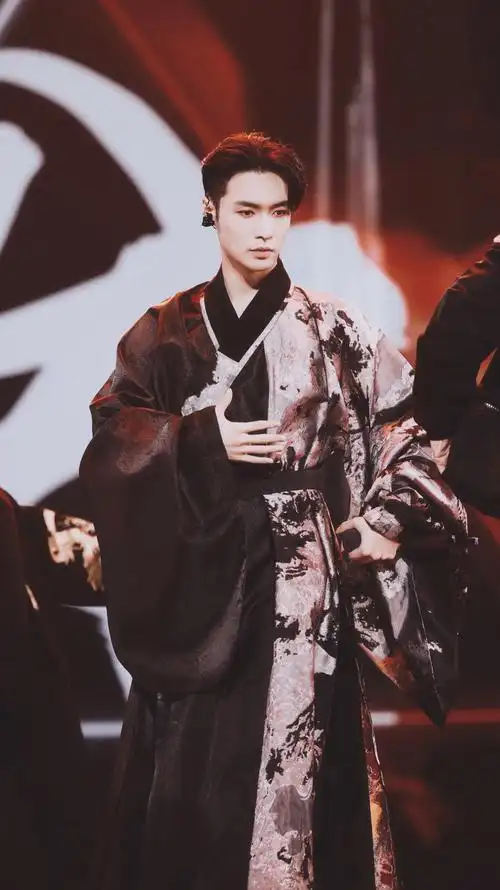 张艺兴汉服造型# 张艺兴身着一袭汉服,柔情演绎《霸王别姬》期待酵眄