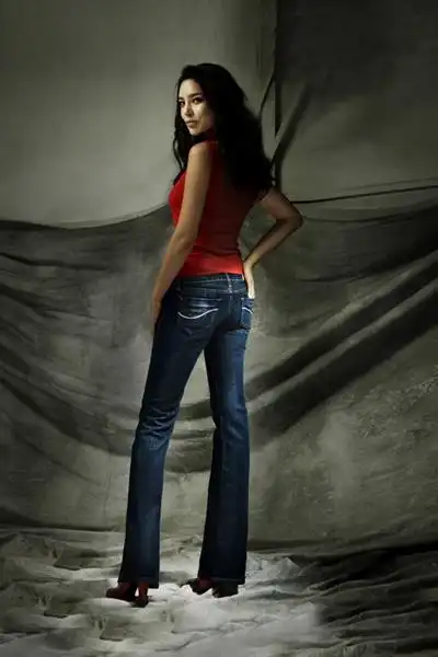 长相清秀甜美,还有一双动人的美腿,韩国美女朴诗妍成为牛仔裤厂商的