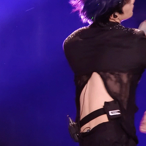 刘耀文露腰造型##刘耀文露背上衣