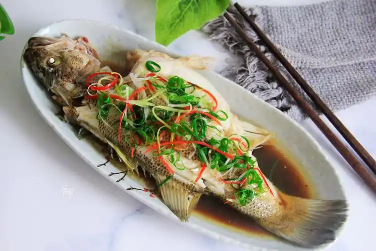 图片[1]-清蒸鲈鱼做法步骤图 不仅鱼肉鲜嫩而且没有一点腥味-起舞食谱