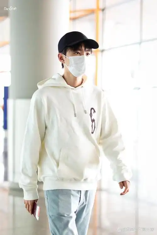 王俊凯出发前往巴黎时装周,机场白卫衣牛仔裤清爽少年感!