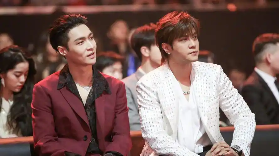 微博之夜:罗志祥张艺兴在台下热聊猪羊兄弟合体了!