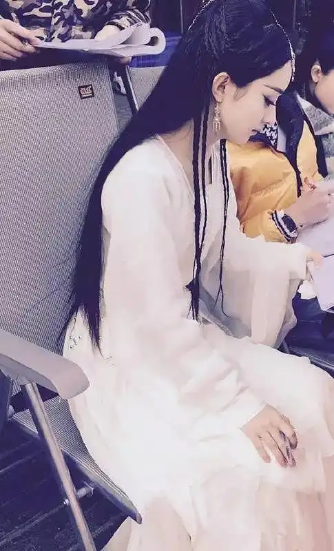 她的敬业在圈中也是出名的, 在内蒙古拍《特工皇妃楚乔传》 赵丽颖为