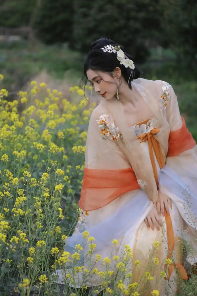 许佳琪分享端午节写真 ,穿古装提灯笼氛围感十足