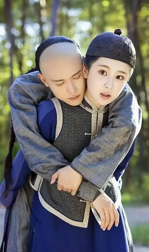 她意外把弟弟带进娱乐圈如今自己不温不火弟弟却大红大紫