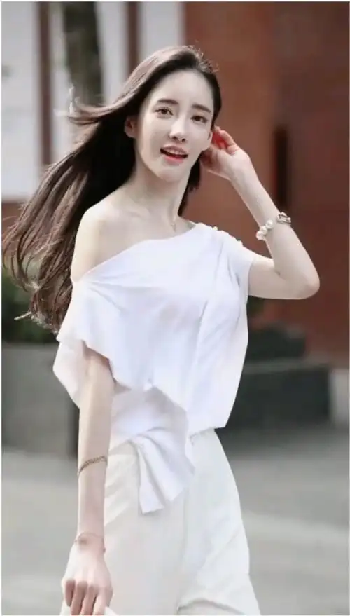 偶遇网红潘南奎清纯白色穿搭美丽如初甜美一笑太迷人
