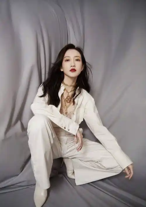 王鸥气质和身材绝了!穿白色衬衫搭配长款高级时髦,姐才是女王