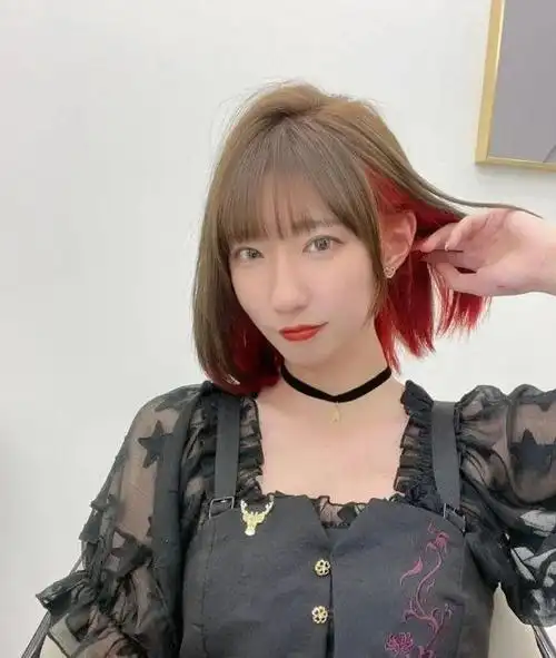 2022超火的"挂耳染短发"