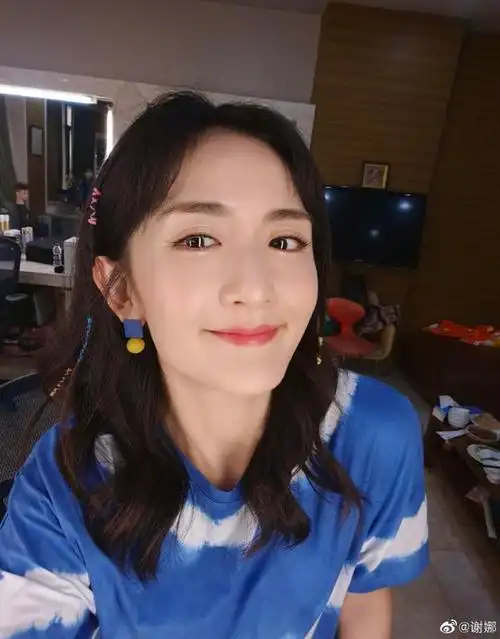 谢娜[微博]发文问自拍和他拍的区别,她表示:"那么多节目照片还要喊我