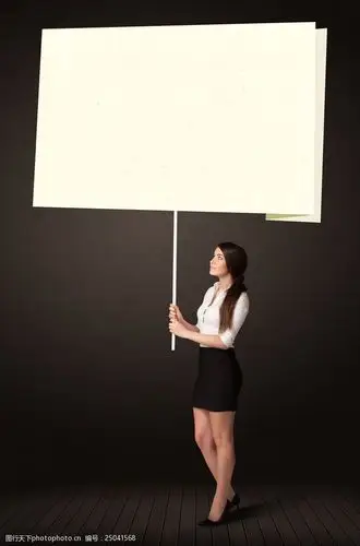举着广告牌的职业女性图片