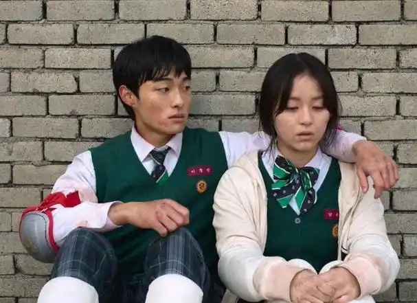 《僵尸校园》是一部改编自韩国漫画《极度恐慌》的韩剧,讲述了一所