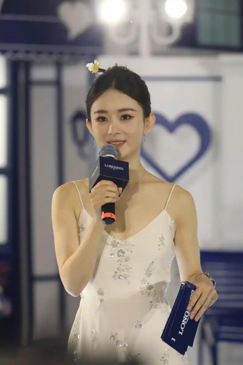 赵丽颖这次的520营业照可谓是惊艳无比,白色吊带裙让她的身材更加