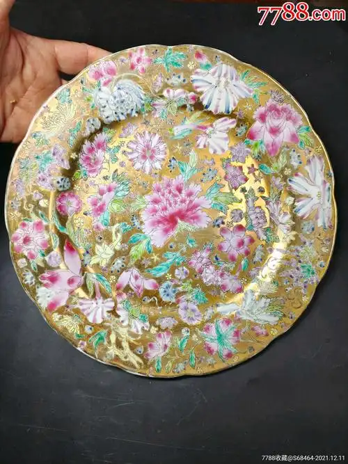 八十年代中国景德镇中英文底款直径267厘米金底万花百花不落地粉彩盘