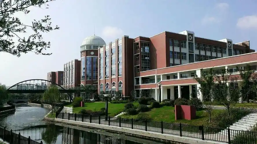 p>南通大学附属中学,简称"通大附中",地处 a target="_blank" href="