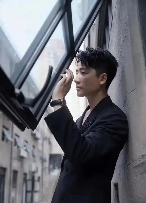 38岁黄轩真空穿西装撞上46岁言承旭文艺男和痞帅男的差距有多大