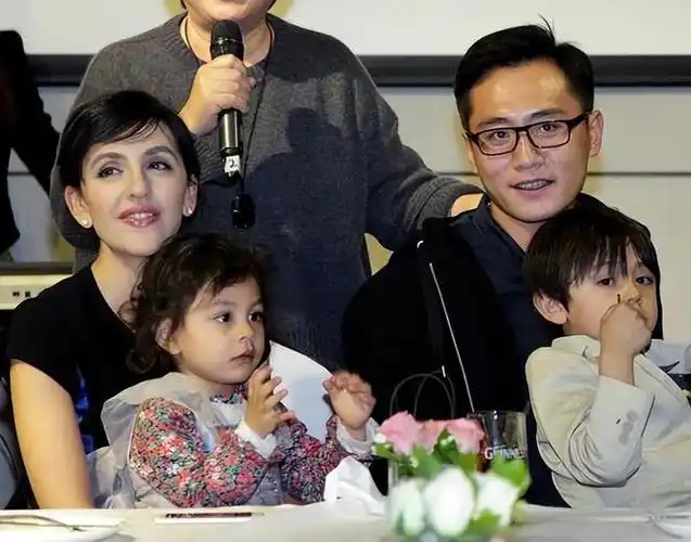 刘烨带老婆去爬山诺一霓娜气质特殊似流浪安娜白发像老太太