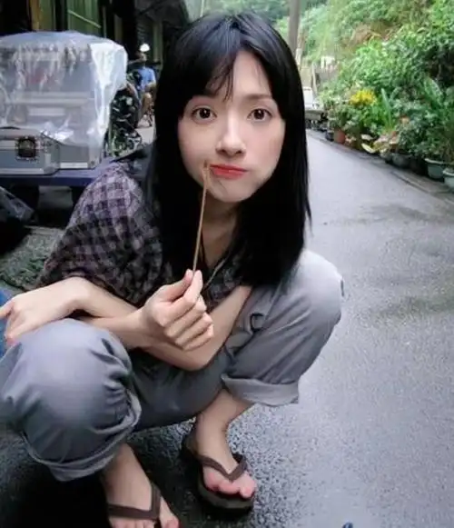 郭碧婷带孩子为向佐庆生,退圈并展示素颜,为她丈夫送上球鞋蛋糕