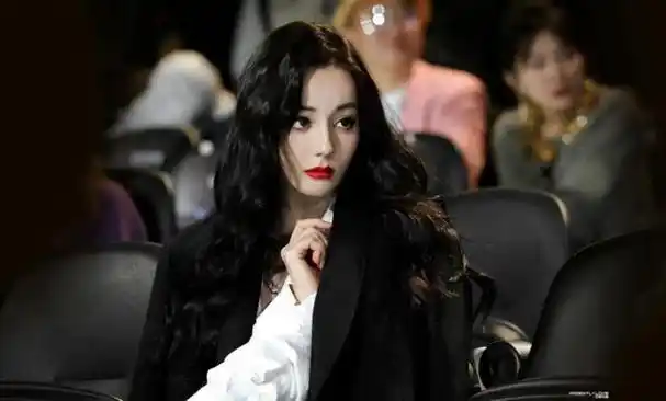 "红毯女王"迪丽热巴荣光不再,造型频频失误,让人感慨万千