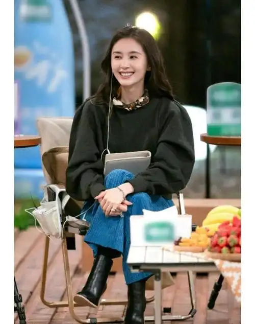 王子文的成熟而独特的穿搭风格十分明显,她偏爱的深色调卫衣充分展现