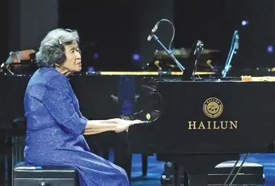 巫漪丽用指尖讲梁祝与钢琴伴一生