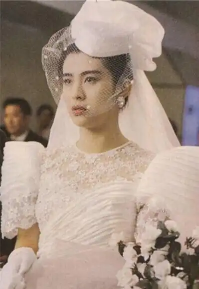 梅姑梅艳芳,一定是老天嫉妒她的歌声与美丽吧,否则怎会轻易夺了她的命