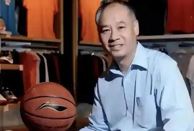 李宁友善和忠诚的表现,他简单的服装体现了他对家庭传统和个人价值观