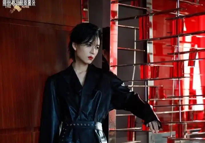 陆柯燃一身黑束腰皮衣造型微露锁骨可帅可魅