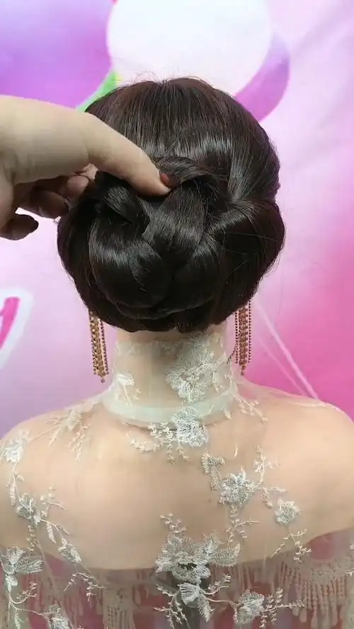 穿旗袍的时候头发这样扎更洋气,利落大方看背影特别有气质