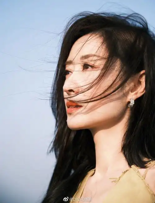 著名演员@刘敏涛93 身着二零二一秋冬#迪奥高级订制 # 亮相中国金鸡